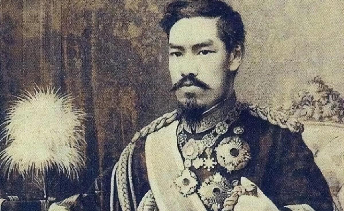 因日本天皇频频出糗，大臣为了避免尴尬和丢脸，不让他在公众场合露面了吗？
1924