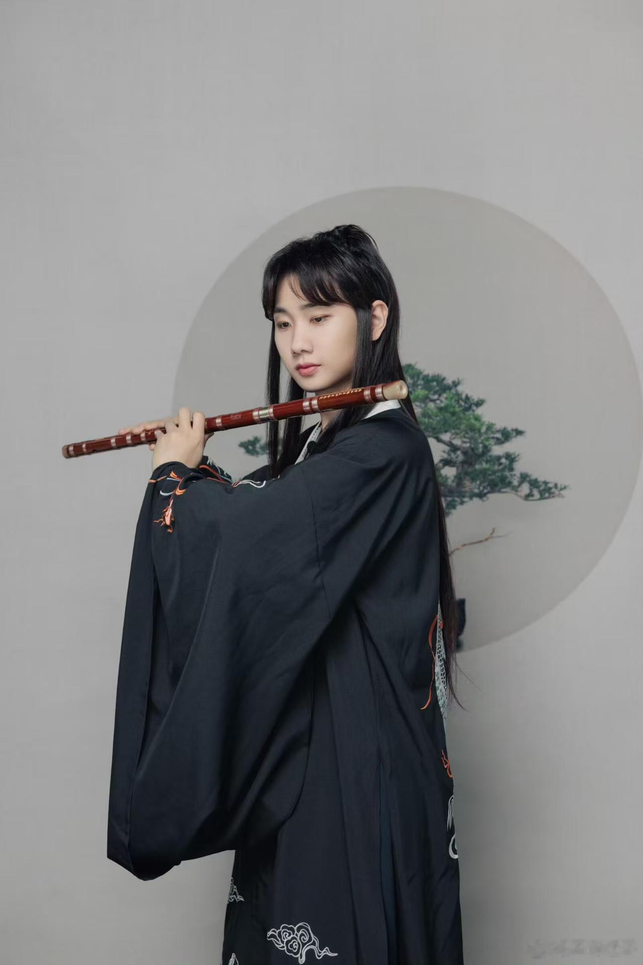 梦一个汪苏泷古装造型 他的眼睛里有故事，穿上古装不用台词就能传递情绪，这种内敛的