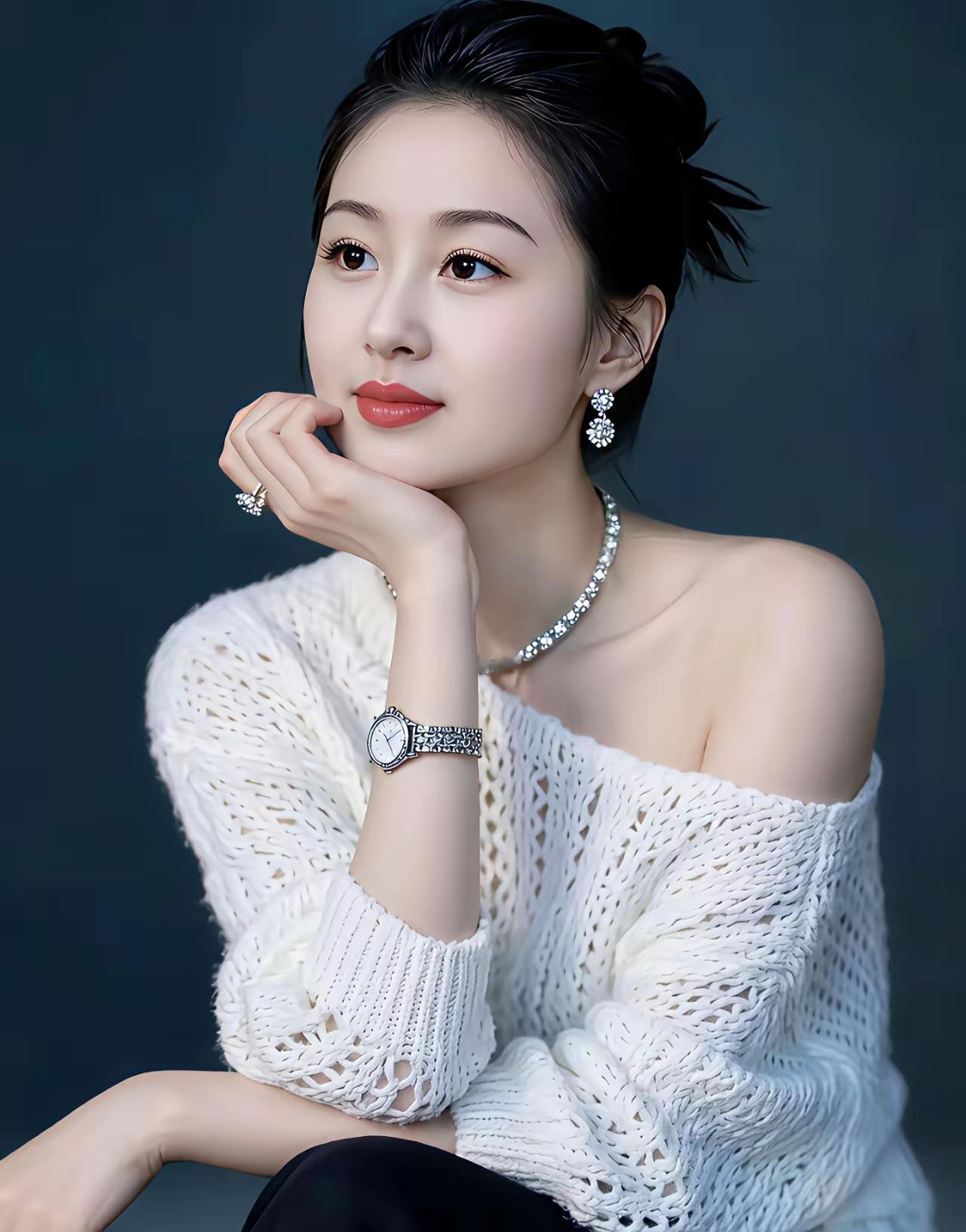 优雅白衣少女，珠宝闪耀，温柔微笑