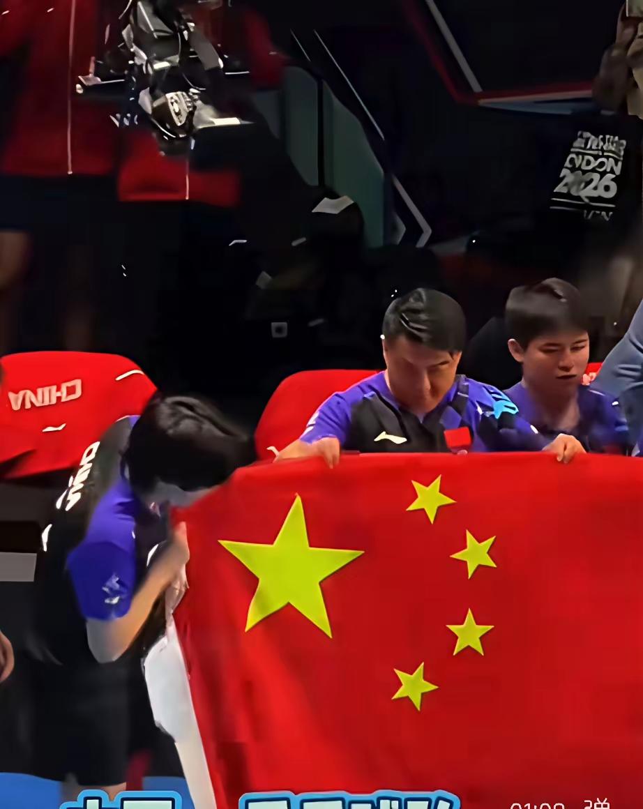 细节决定成败，察言观色还是王楚钦反应快
国乒团队伦敦夺冠，赛后男团全队人员手拉国