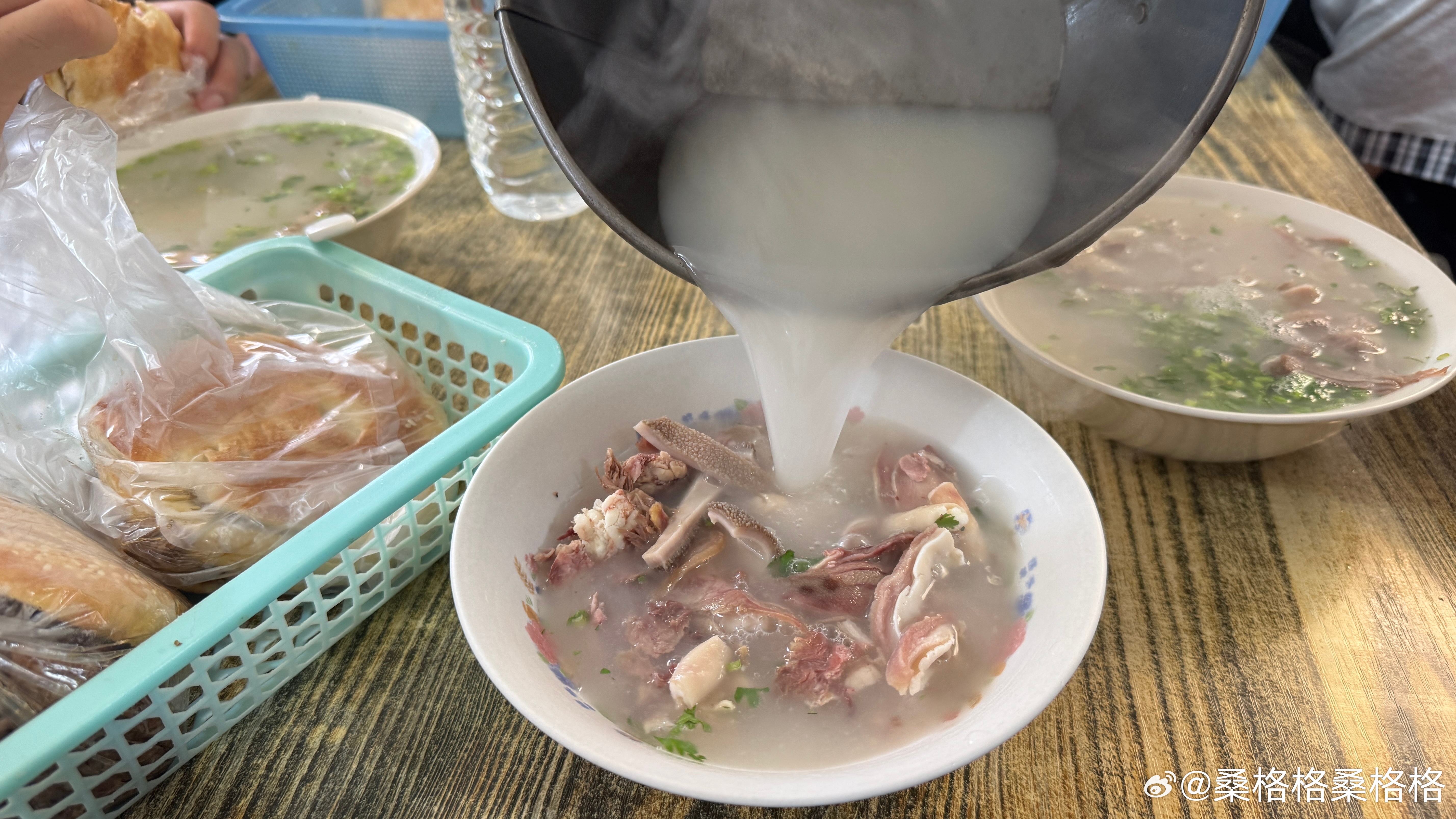 看看济南这大包子，两块五一个的牛肉包子，咬一口，这汁水！图二是20一个的牛肉夹馍
