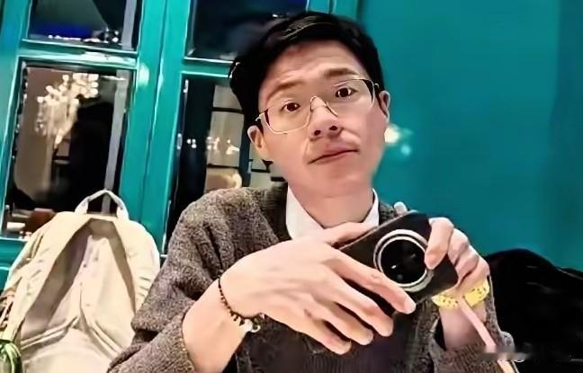 年仅31岁的骨干教师，
殒命于繁华魔都上海。
撕开了教师圈血淋淋的真相。
教师，