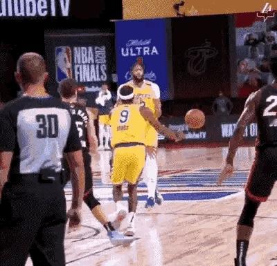 笑死😂，浓眉投进三分，刚准备庆祝看见老詹比自己还激动，瞬间都怀疑刚才拿球是不是