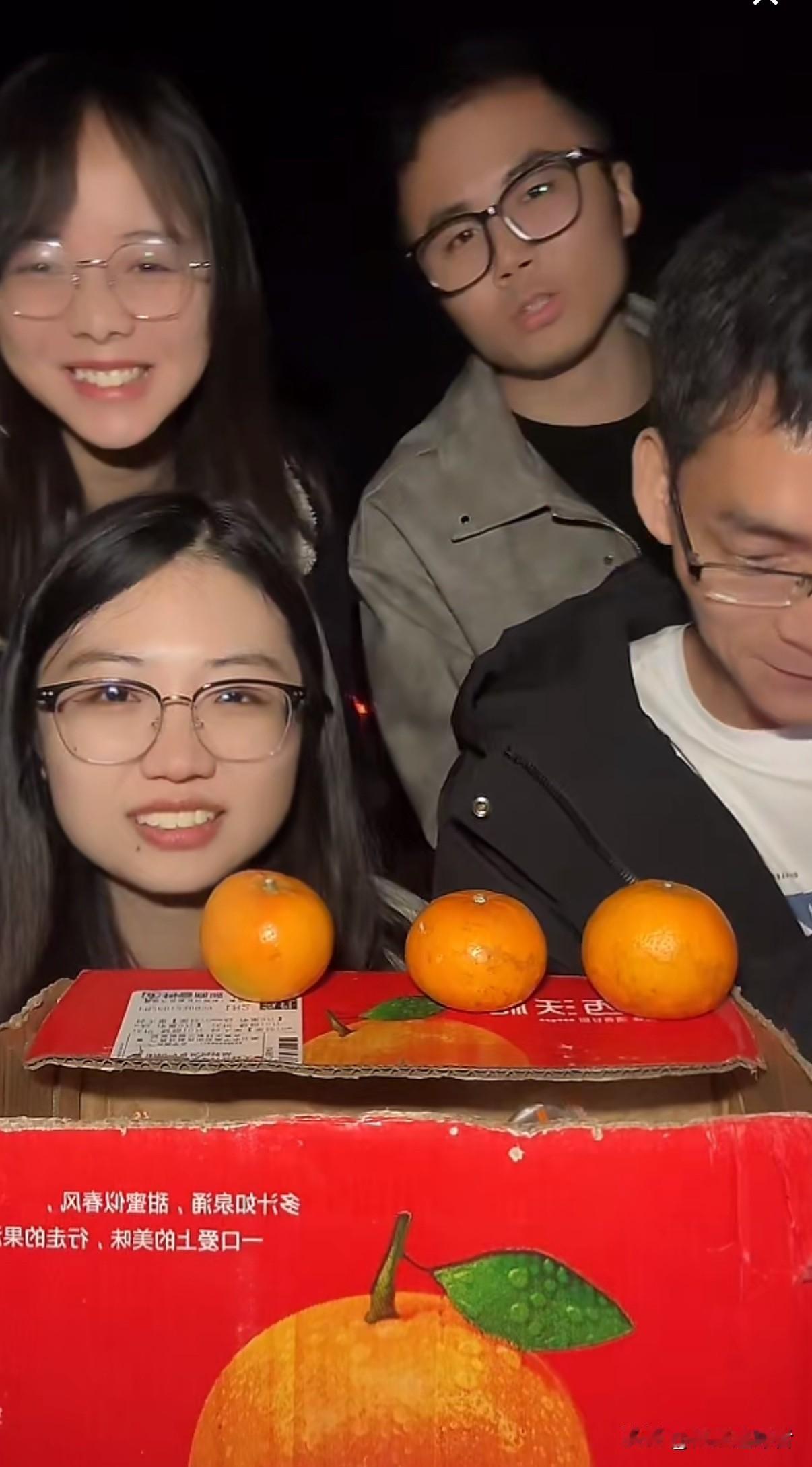 今晚，唐尚珺和他的伙伴们依旧在山上直播。实际上，他们从白天就开启了直播，直至夜幕