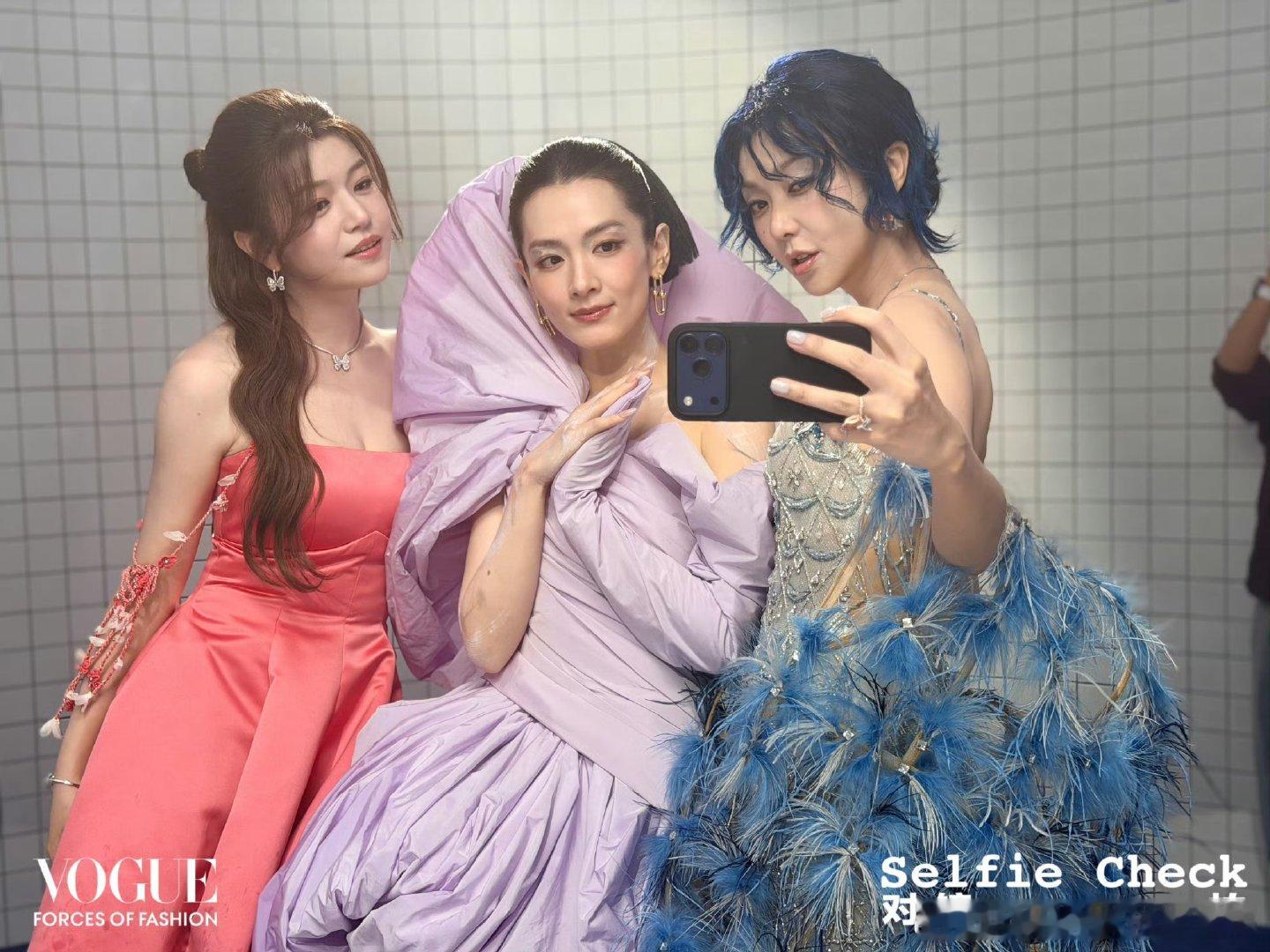谁在VOGUE红毯后台镜子前留下了合影VOGUE红毯后台镜子合影 ​谁在红毯后台