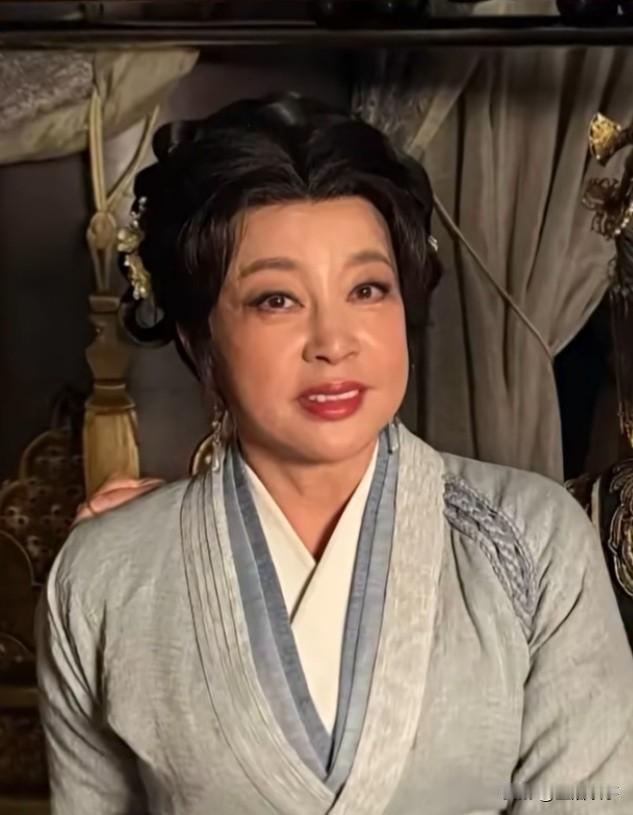 刘晓庆，都近80的人了，“清醒”点不行吗？
……
今天，又刷到刘晓庆当“小鲜肉”