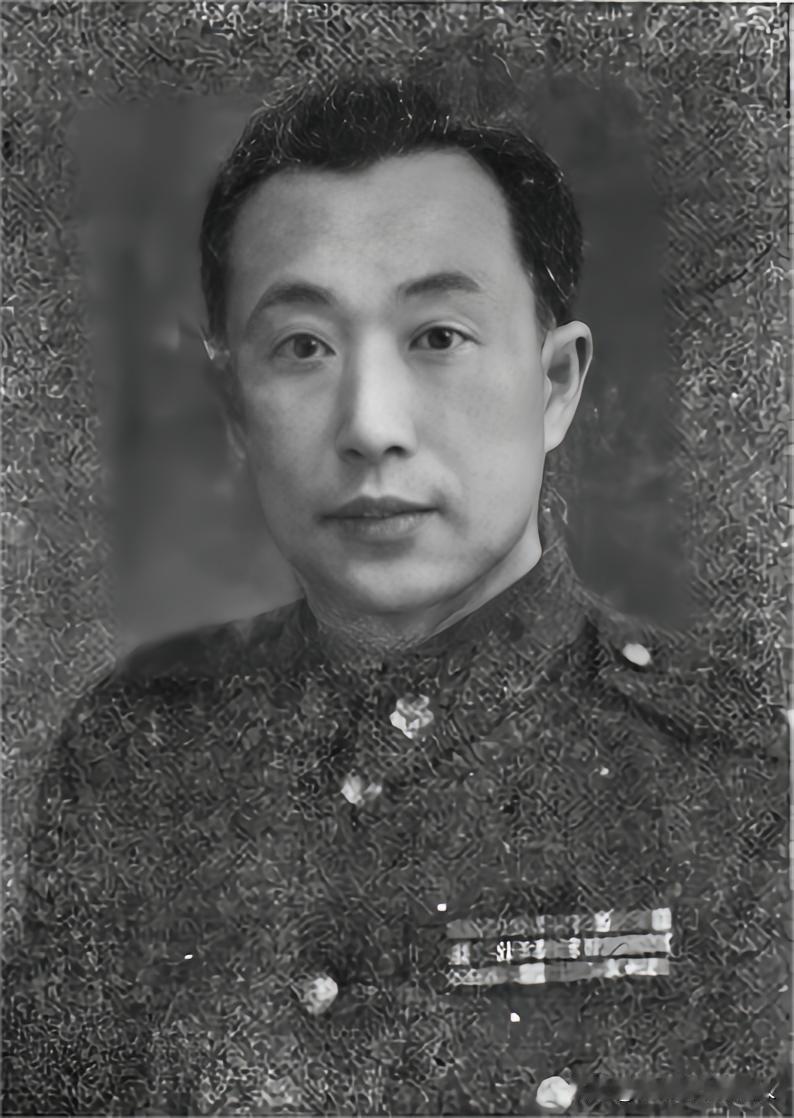 抗日名将李弥:亲上前线与敌搏杀
李弥，又名炳仁、文卿，陆军中将。1902年生于云
