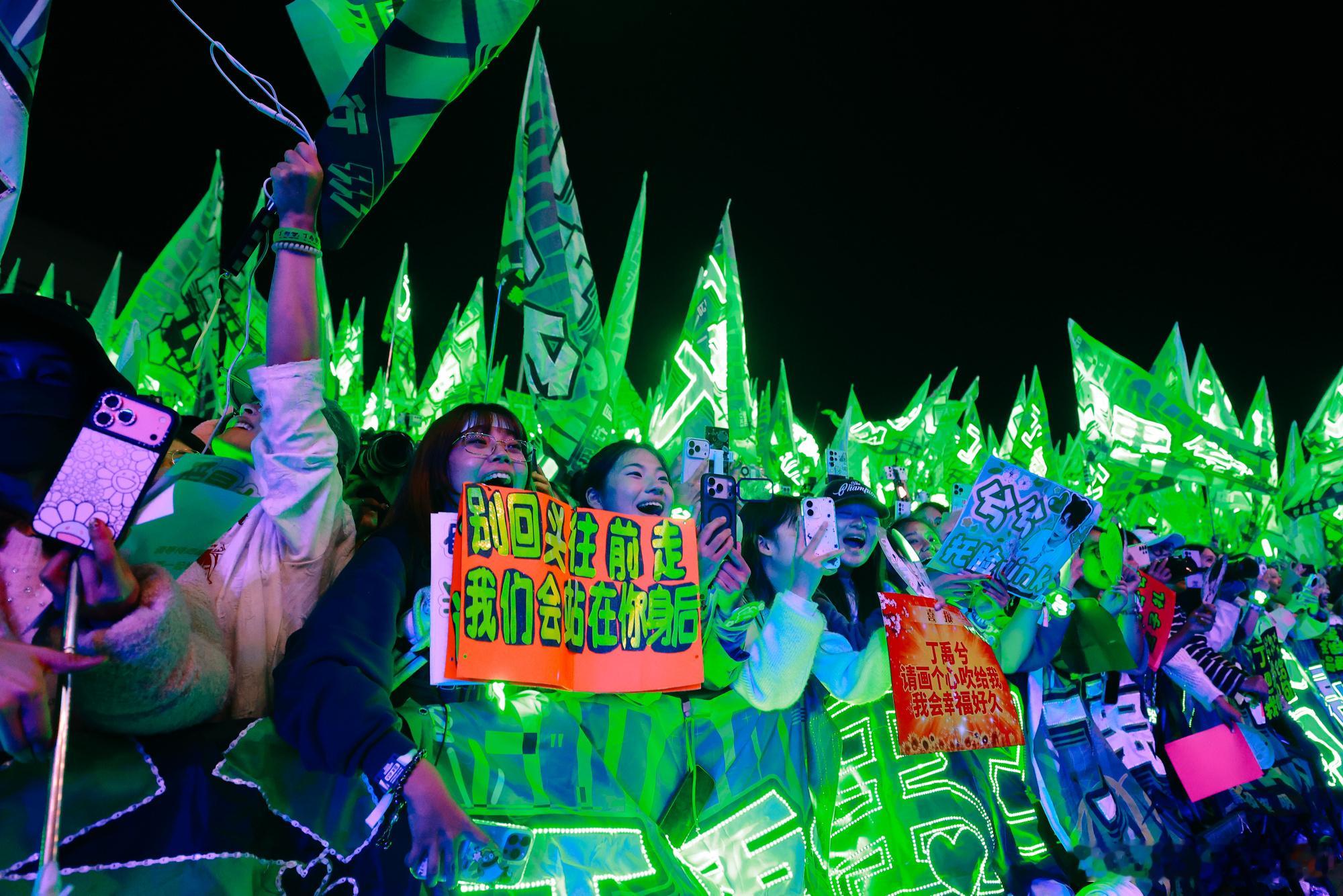 丁禹兮 昨晚音乐节绿海！！好美啊！这太壮观了！ 