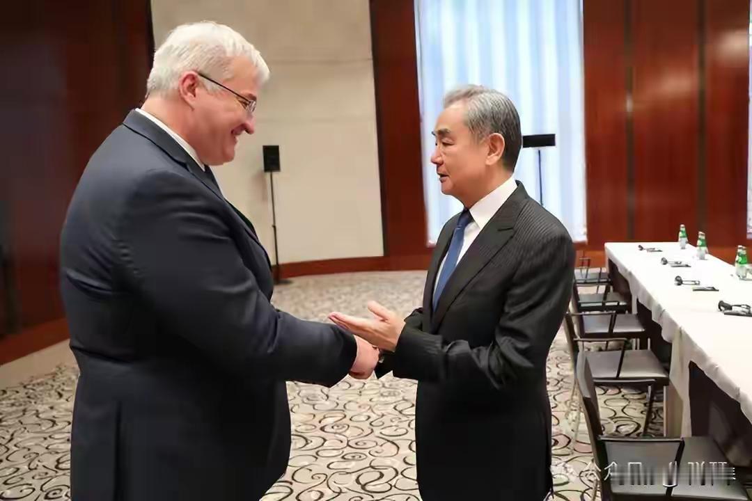 慕尼黑安全会议的走廊里，一场看似寻常的双边会晤，却折射出国际局势的深刻变迁。
2