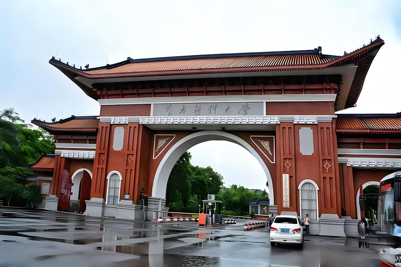 南方医科大学一学生坠亡这个事情，学校已经介入调查，在尚未出结果之前，我认为还是应