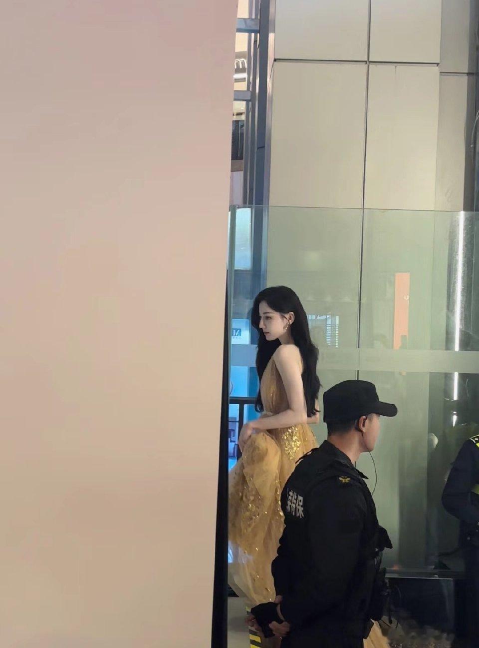 我嘞个豆[开学季][开学季][开学季]迪丽热巴这剪影，不愧是全国前几美人啊，毋庸