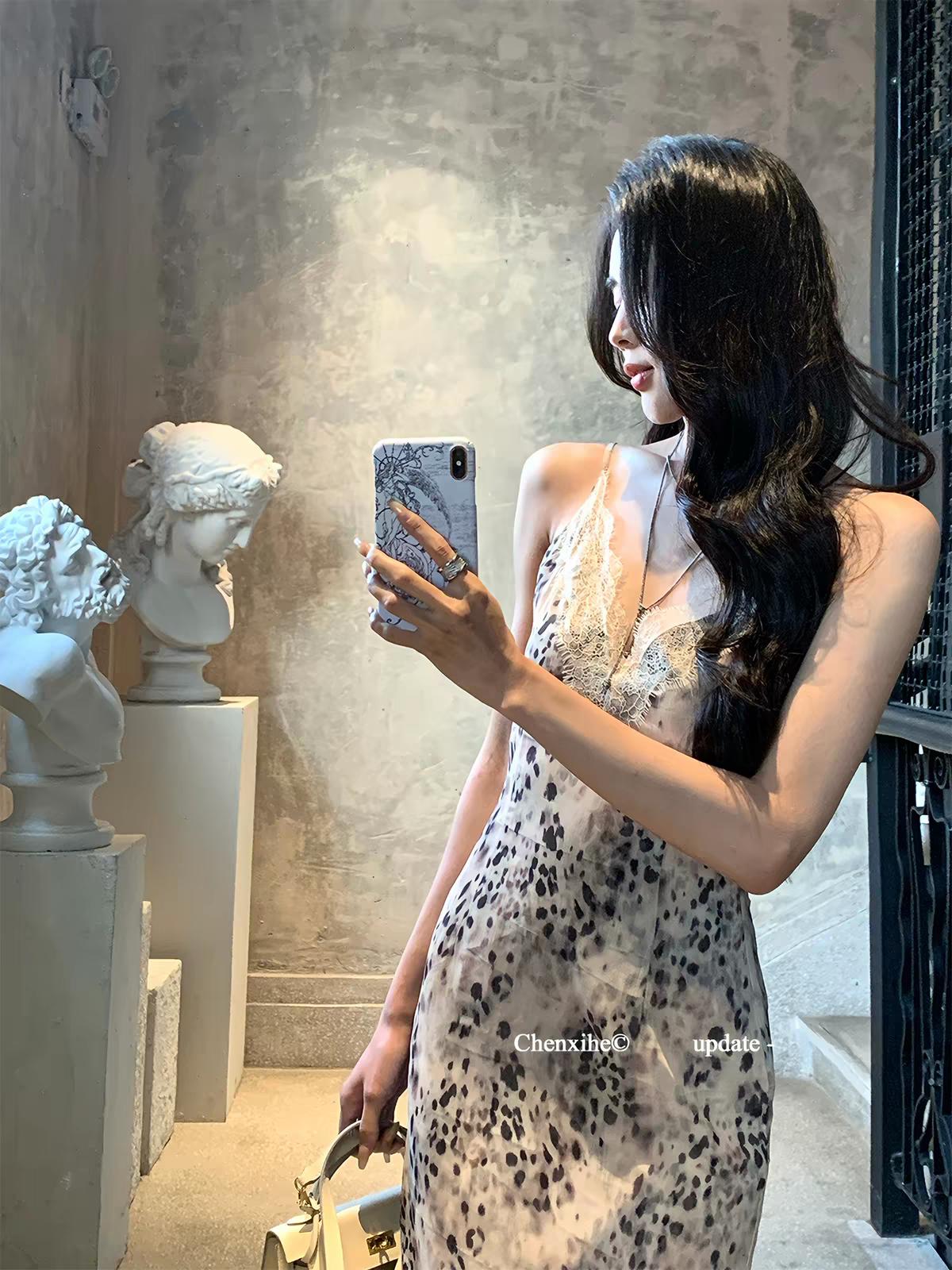 女人怎么穿才好看啊女子身着豹纹V领吊带连衣裙，蕾丝拼接设计尽显纯欲性感，收腰包臀