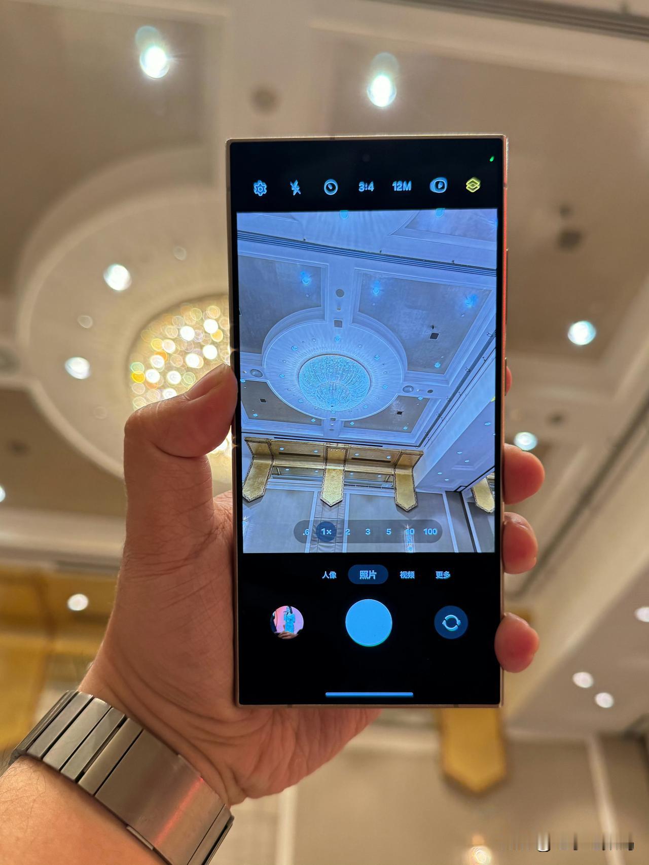 三星才是真顶流[灵光一闪]！
首周预订量 121 万台，其中Ultra 机型占 