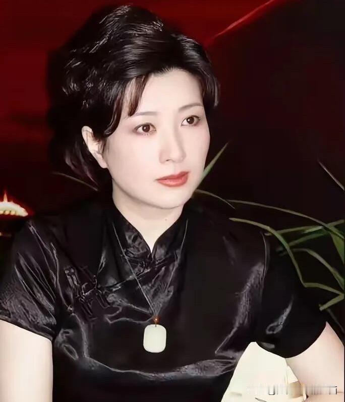 照片中的王静确实非常漂亮，乌黑的头发，清秀的脸庞，白皙紧致的皮肤，还有那由内而外