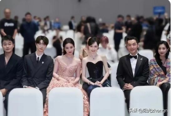 这张活动现场的六位明星真的是太养眼了。从左到右坐着的几位明星各有各的魅力，男星西