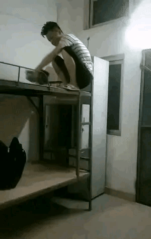 衣服够结实
床够坚挺
要不哪一项都得进医院