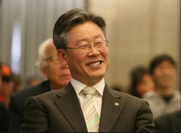 国会和总统府的角斗就是这么酷炫。

一个开世界先河，制定了一部专门针对总统夫人的