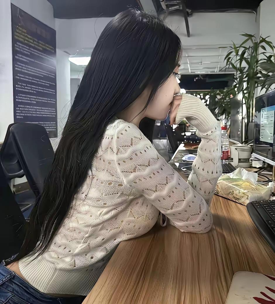 这桌子都被挤变形了
不堪负重啊