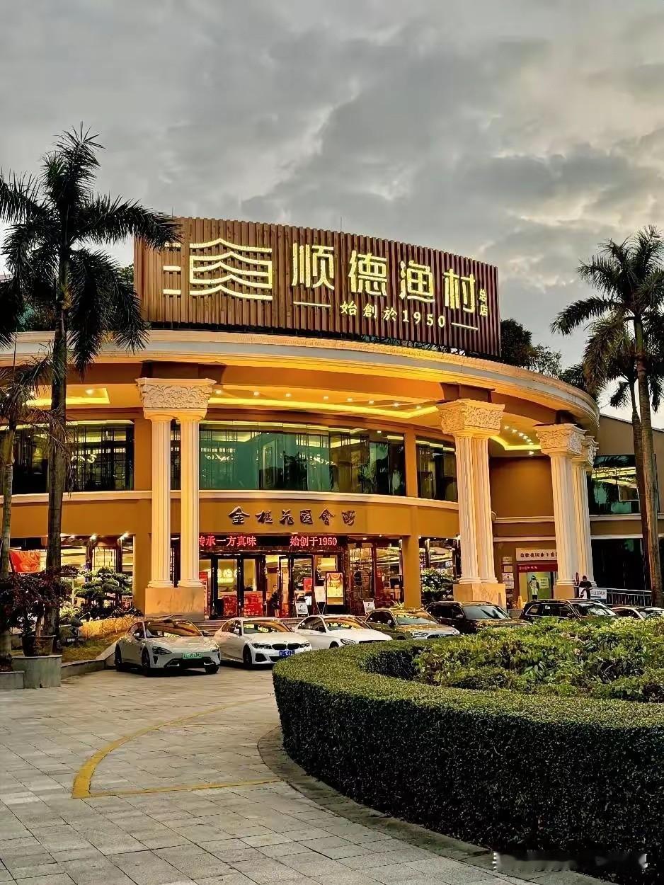 顺德渔村大酒楼的保安驱赶避雨母子这件事，你真以为错全在保安身上？根本不是。保安一