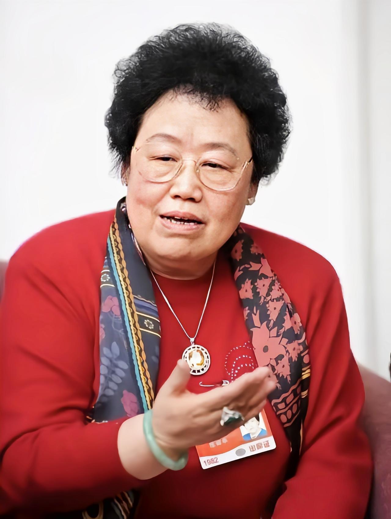 陈丽华走了，
哭得最狠的人，
不是三个孩子，也不是迟重瑞，而是她公司的员工们！