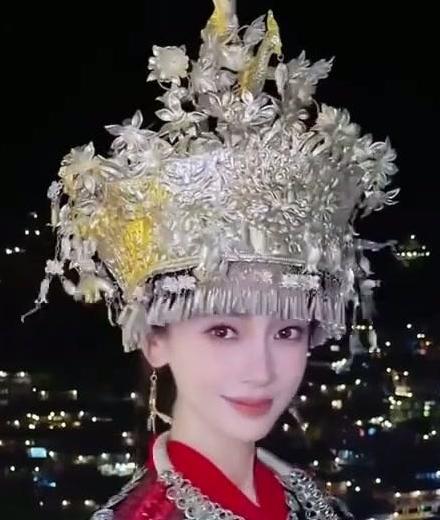 杨颖近日在贵州黔东南拍摄综艺时，一身苗寨传统服饰造型惊艳亮相，引发不少关注。她身