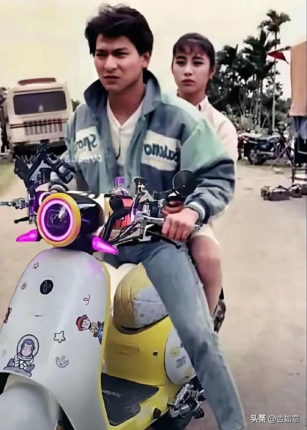 都说他俩都成了巨星，我却不知道坐背后的是谁[捂脸]