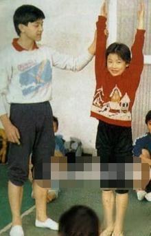 老照片：熊倪化身教练指导伏明霞训练的瞬间。在熊倪面前伏明霞就是个可爱的小妹妹。