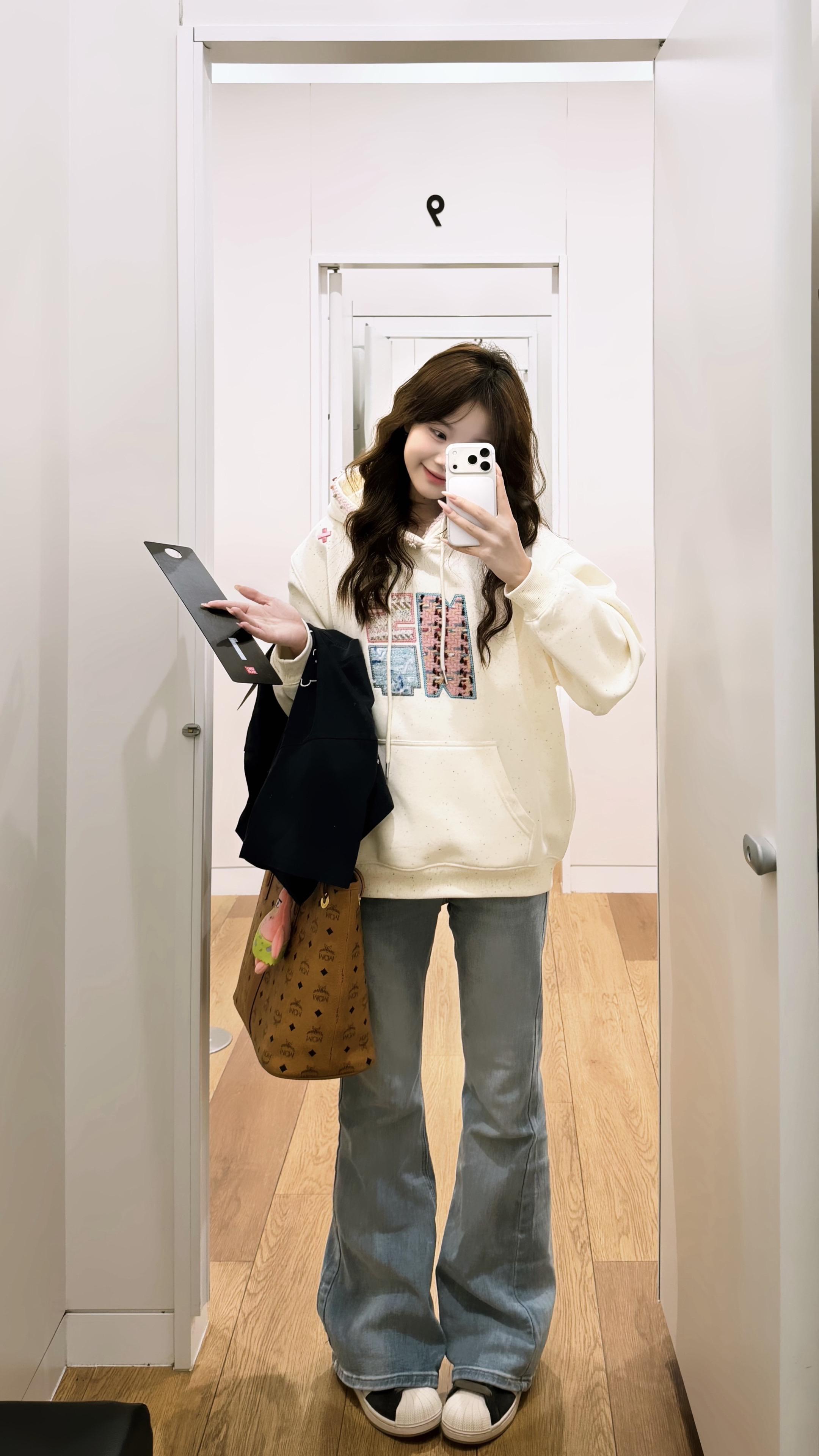 我拋了个硬币 闭眼许愿反正都会幸福。