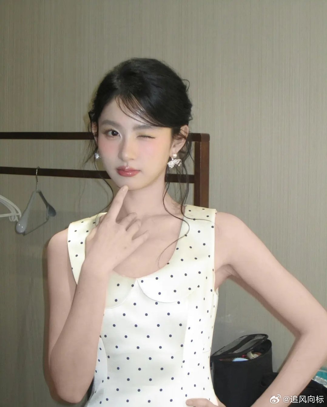 赵晴最近几套真的挺萌 就是之前的舆论导致路人缘太差了当然更重要的是因为她老板 