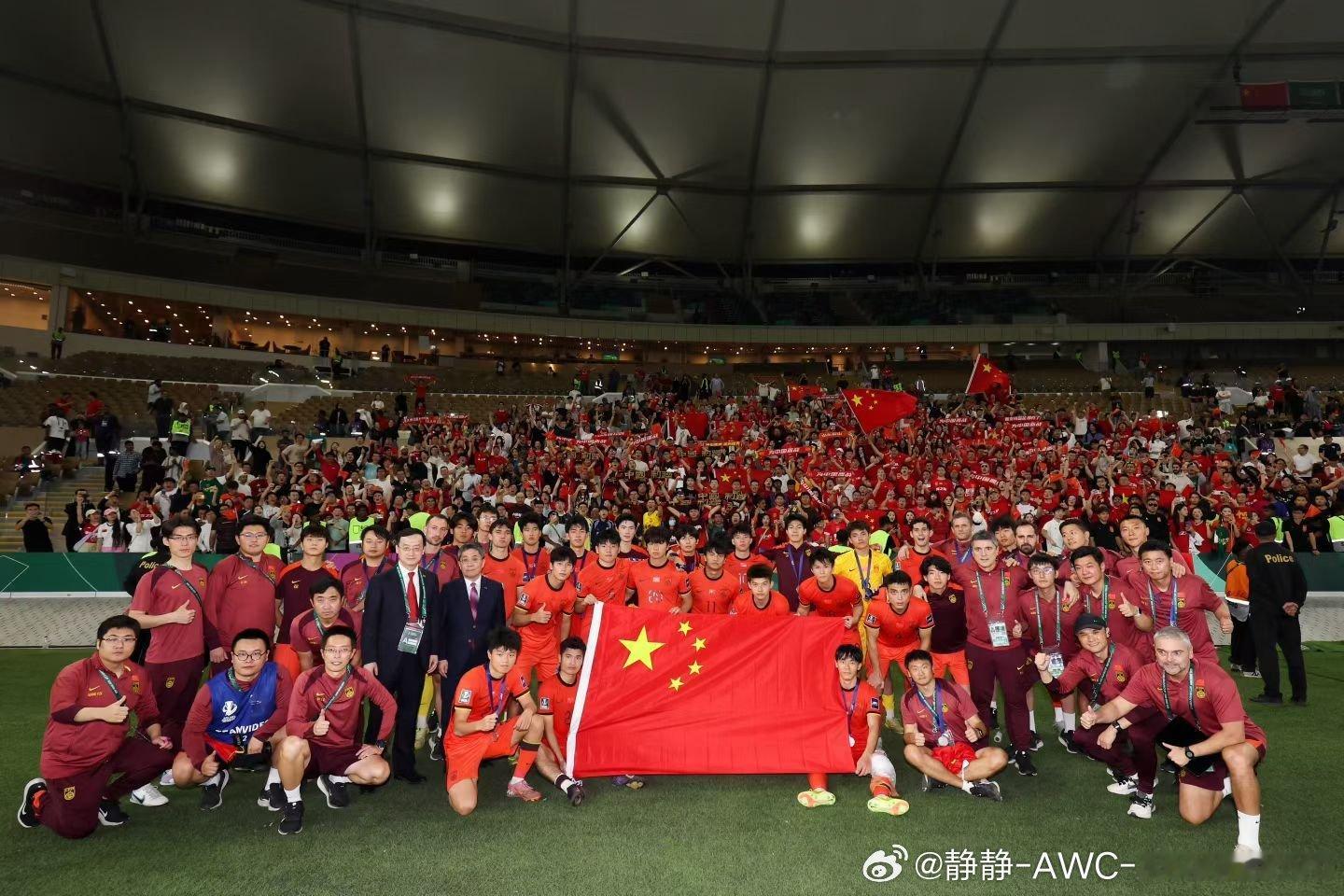 U23国足球员向球迷致歉不需要道歉，真正的球迷不会怪你们！小伙子们抬起头向前走日