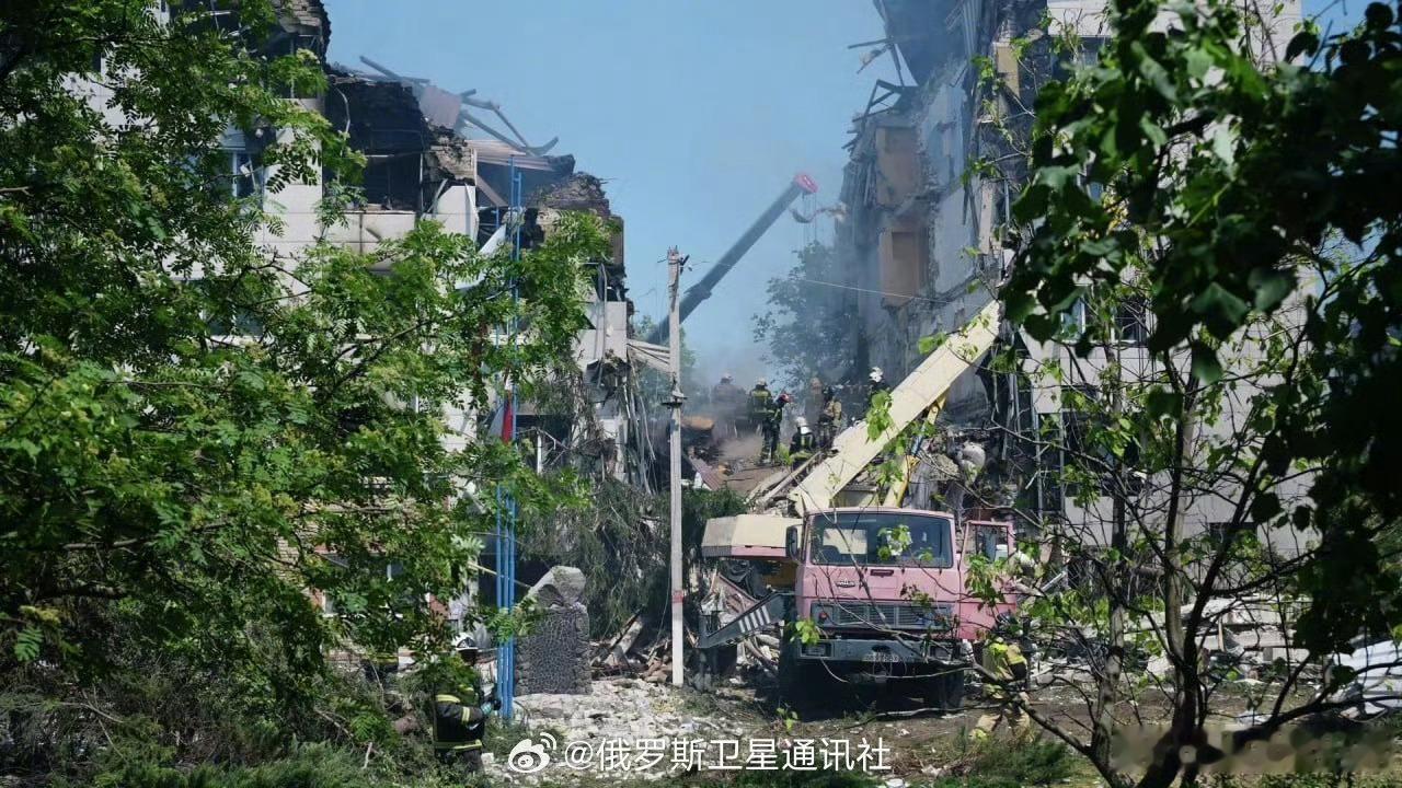 【克宫：乌军蓄意袭击卢甘斯克学校】俄罗斯总统新闻秘书德米特里·佩斯科夫表示：“斯