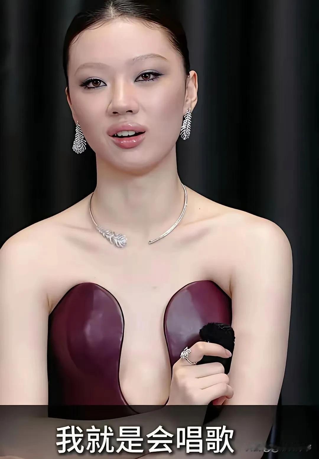 单纯依腋下夹着两片猪肝就出来了。

这两片猪肝猩红发亮，还挺新鲜，就是有点单薄，