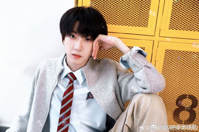 杨博文的第一条角色博首条角色博官宣即高光，杨博文用气质和颜值证明，他就是周扬的不