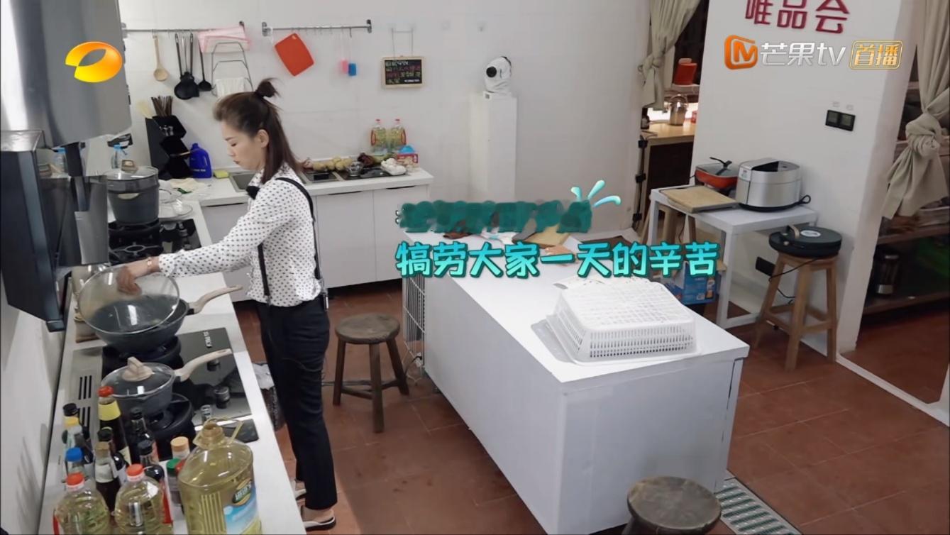 亲爱的客栈三比二好的点是刘涛干活是给镜头的，还会标注上是给员工做的