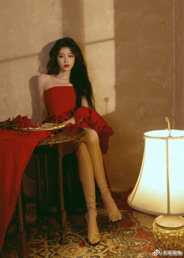 孙怡红裙完全明媚大美女 这优越的肩颈线配上自信的气场，孙怡穿红裙就是红裙界的统治