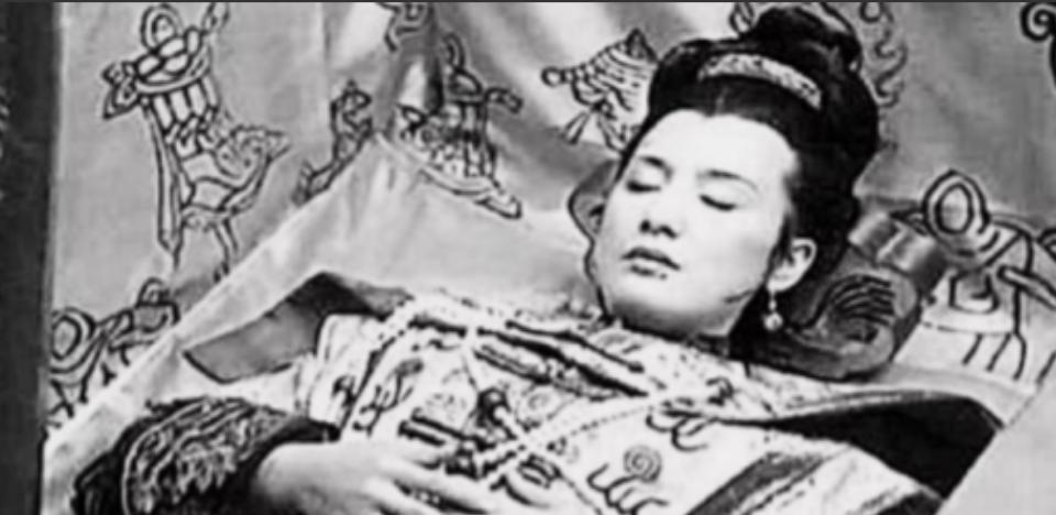 1972年，考古学家在内蒙古发现一座清朝古墓，他们将墓穴里的棺材打开后，所有人都