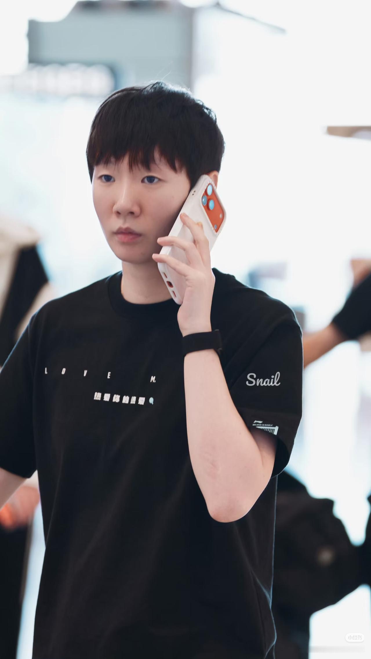 又看到“酷姐”风格的王曼昱了！
跟随国乒团队一起出征伦敦团体世乒赛的曼昱，在机场