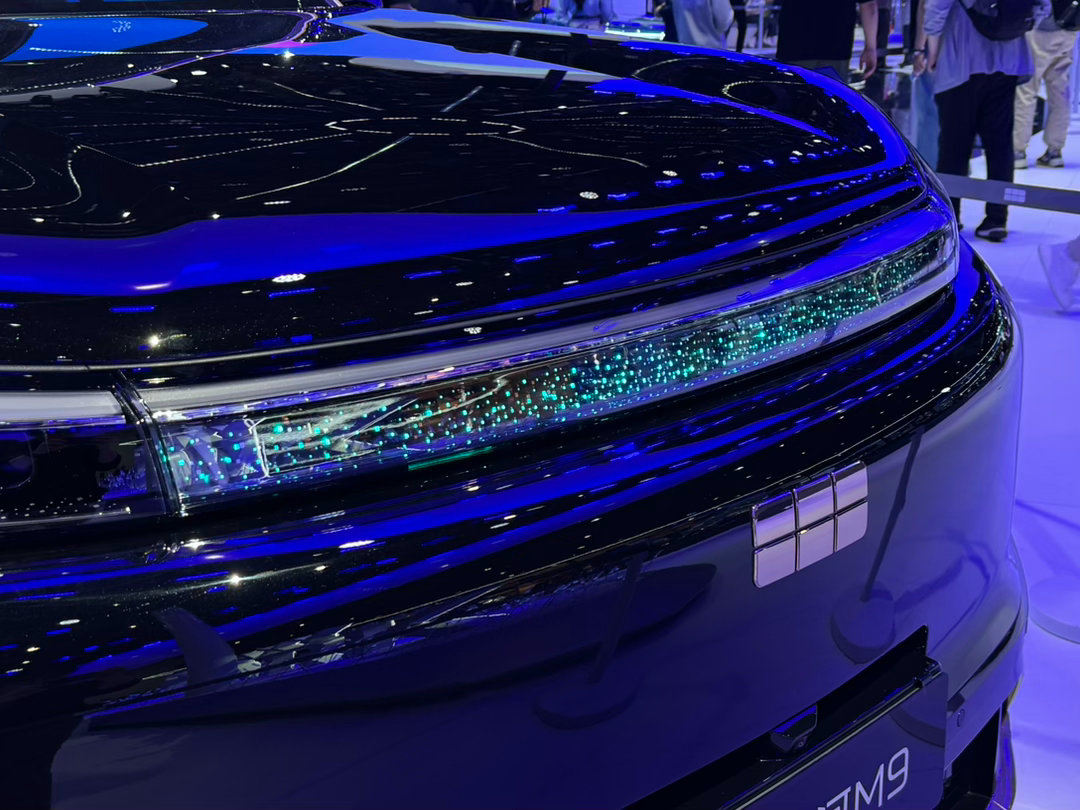 银河M9高定版的小蓝灯，居然是用前脸这块星空灯饰板来实现的