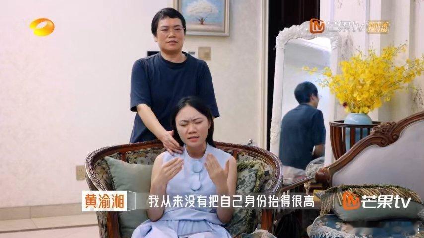 父亲让女儿把自己身价放低些 女儿的优秀不是错！凭什么要她“放低身价”？该改变的是