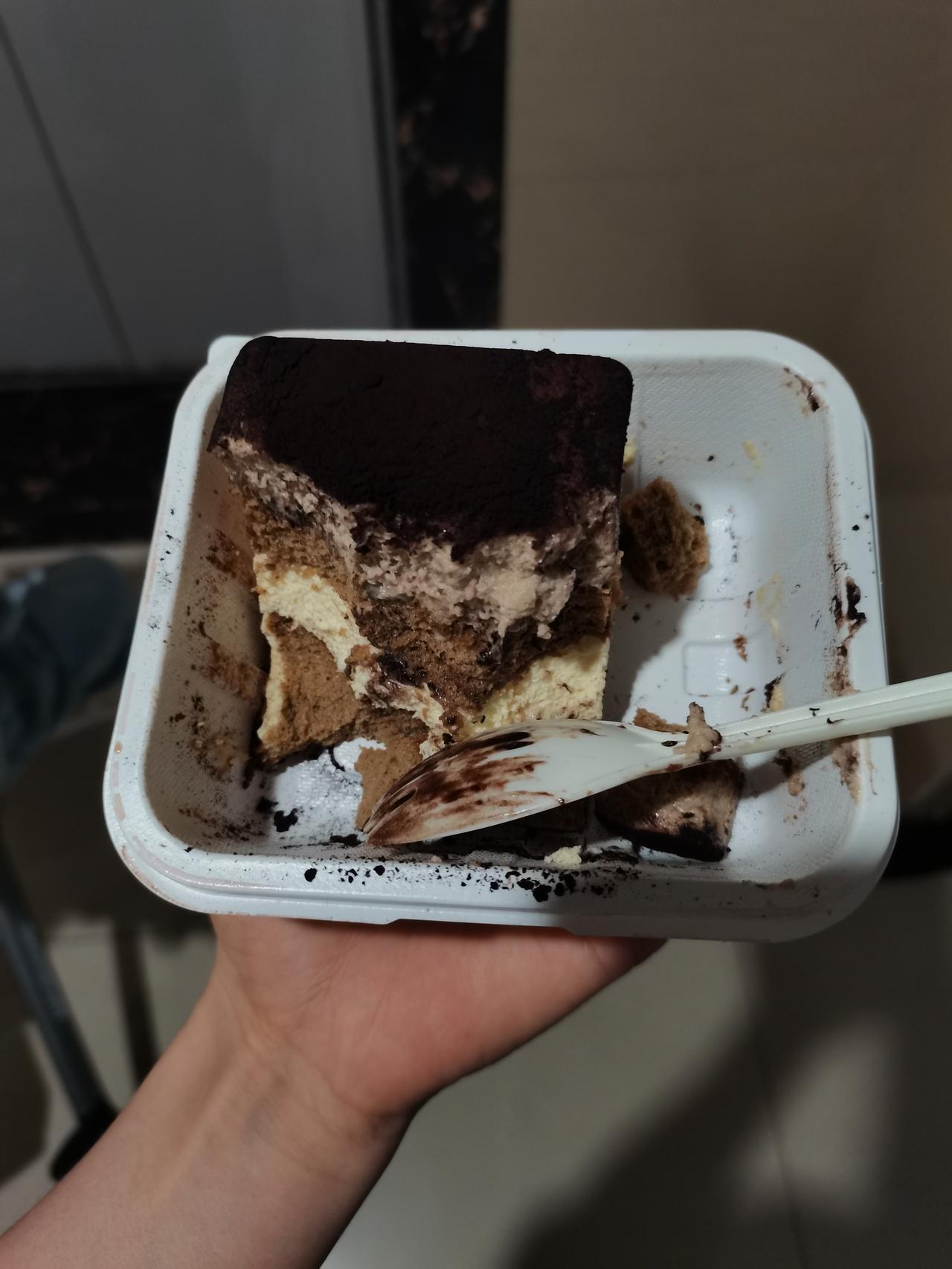 今天去上班，
小老板妈妈问我今天是不是过生日，
然后她说给我准备了一个小蛋糕。