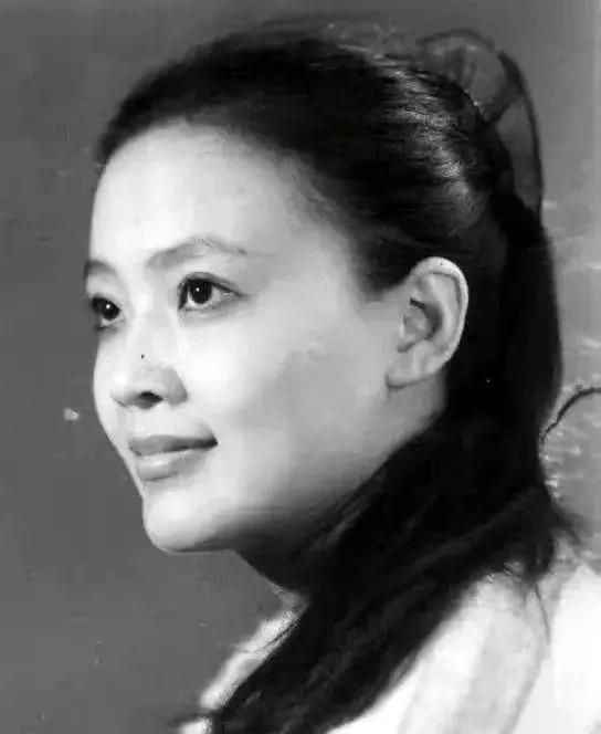 1976年，张兰18岁那年，对汪玺一见钟情，那时候汪心里还有个白月光，但是张兰不