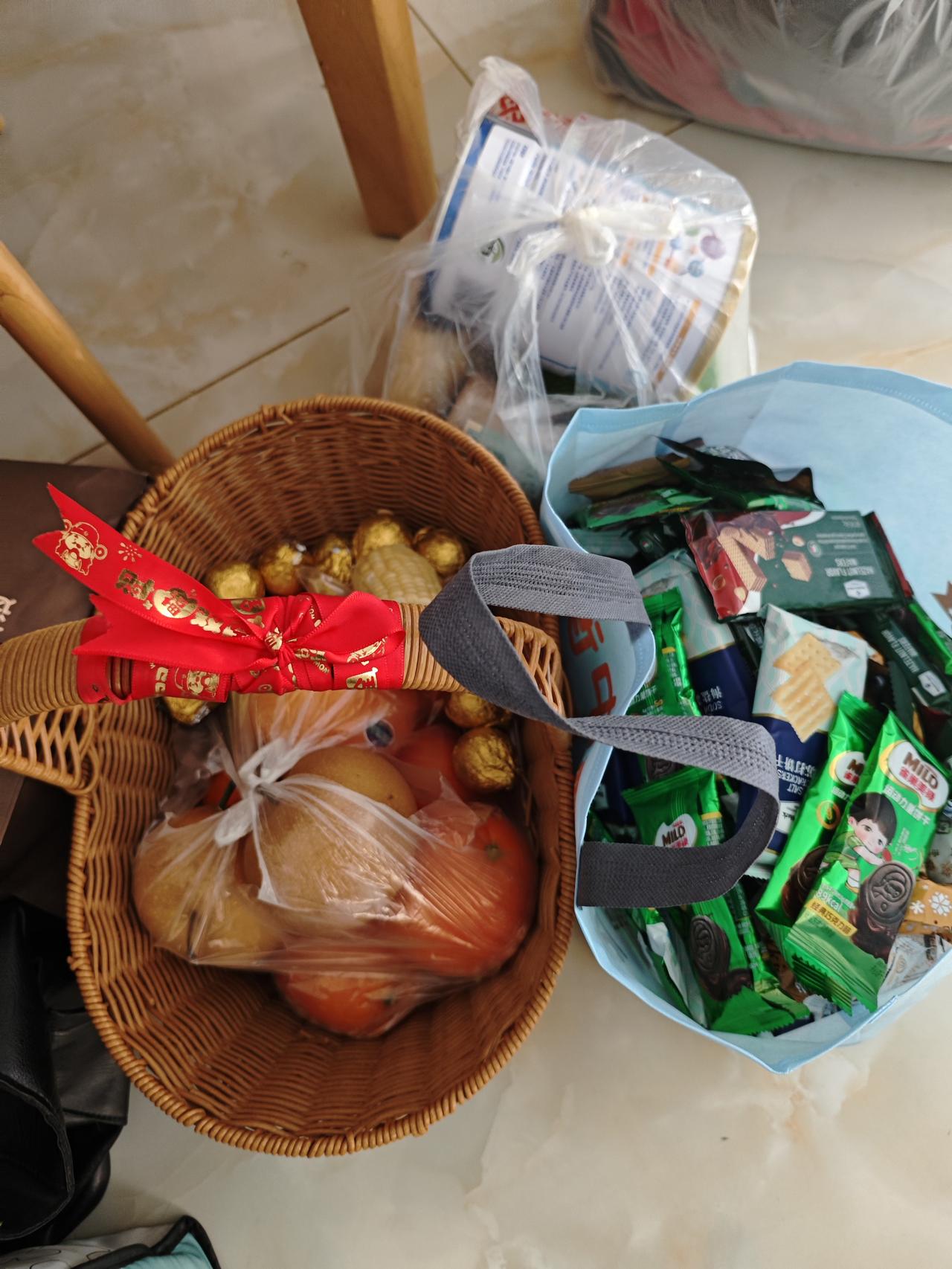 外孙女放寒假来我家了，带了几大包小零食，每次都硬往我嘴里塞，吃吃这个，再尝尝那个