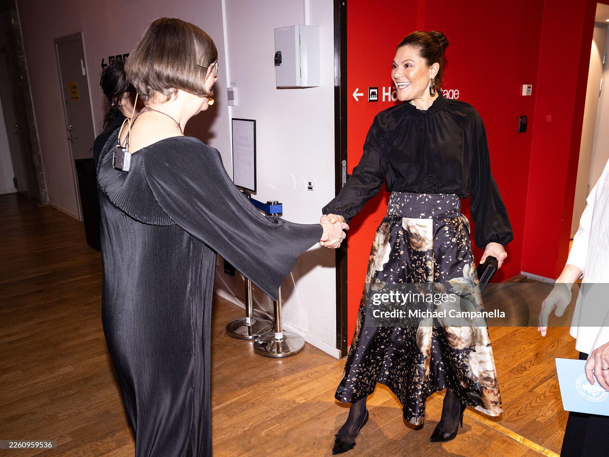 2.13 瑞典王储维多利亚公主出席颁奖礼，上衣来自Rodebjer，花半裙来自b