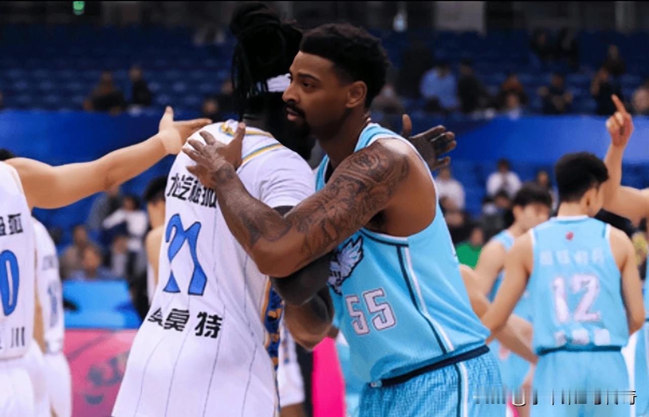 青岛男篮将留下米基和刘易斯，据青岛男篮跟队记者许诺透露，青岛男篮将留下杯赛发挥出