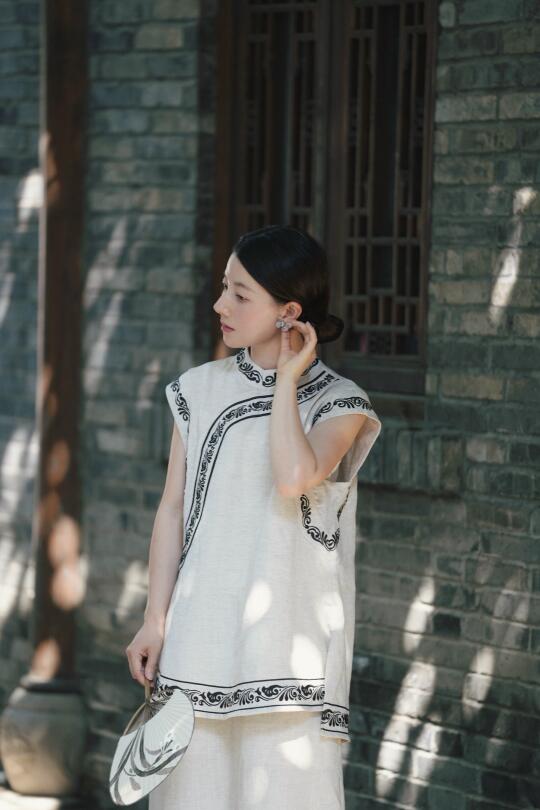 回国买的第一套衣服，仍然是新中式～