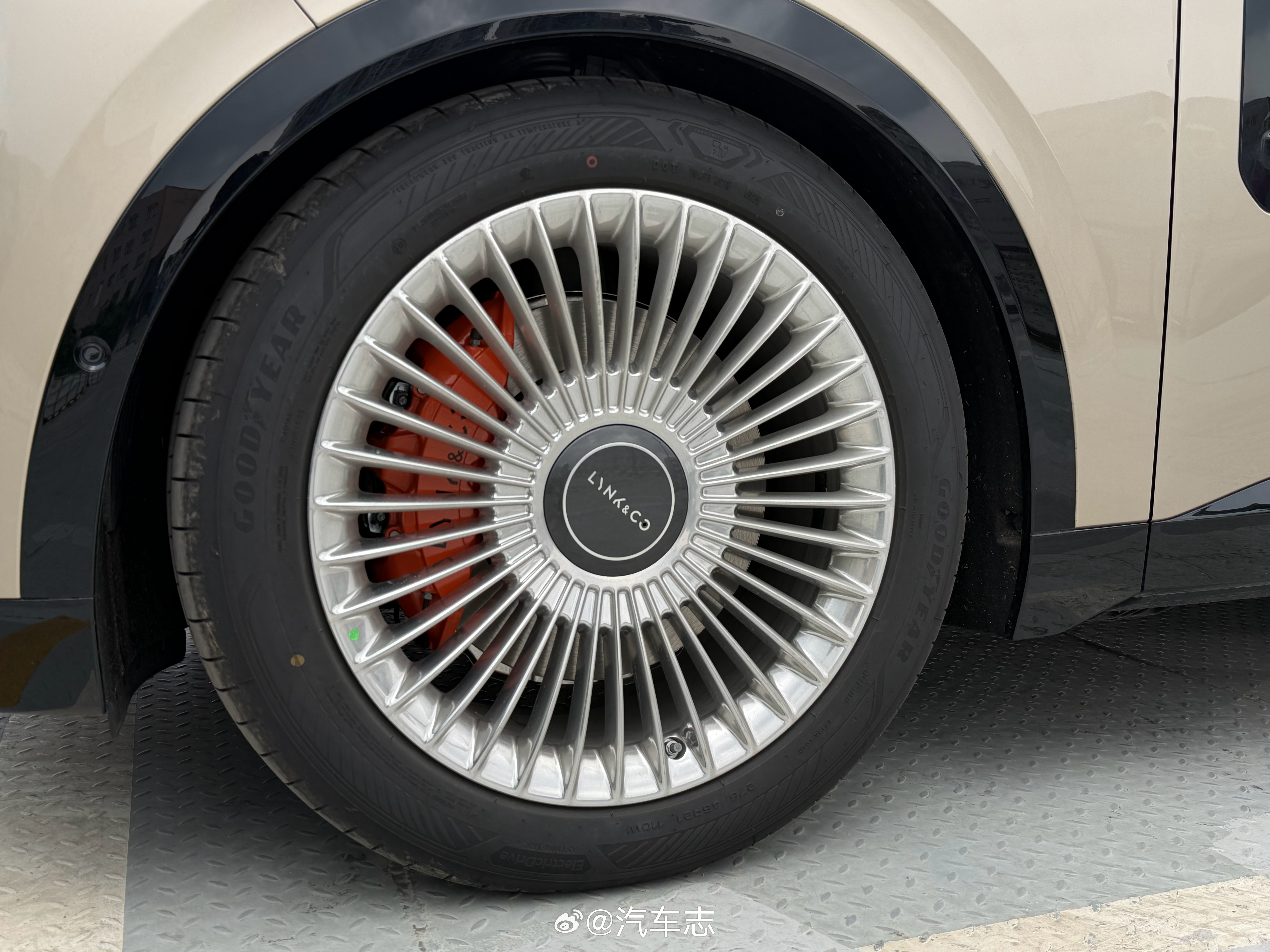 熟悉的领克900，全新的日冕金配色，比之前的耀日胎银要稍微偏金一点，香槟金的感觉