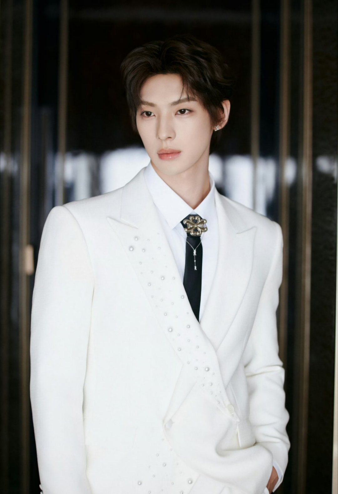 颜安把白西装焊身上吧，帅的不行！下次见！一直一直一直见面！！ 