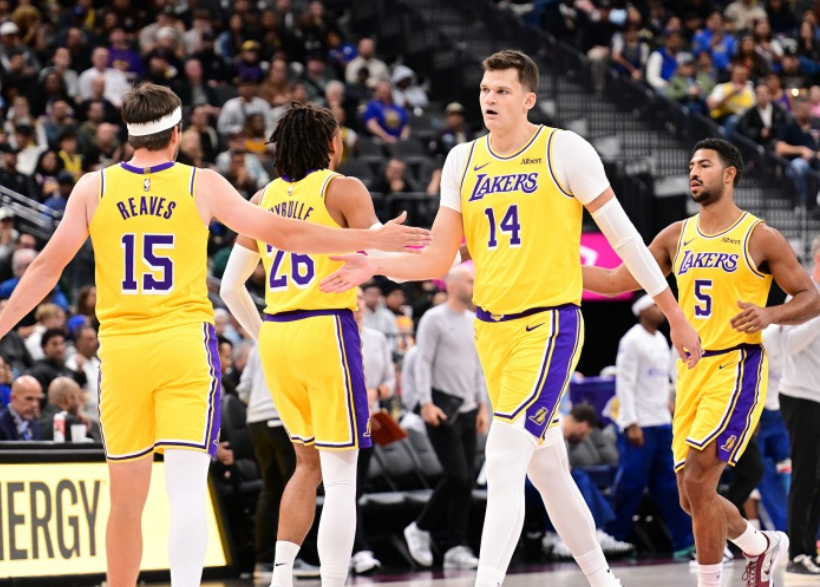 NBA常规赛，湖人125-117力克快船。赛后，凯斯勒接受了记者采访。谈及湖人侧