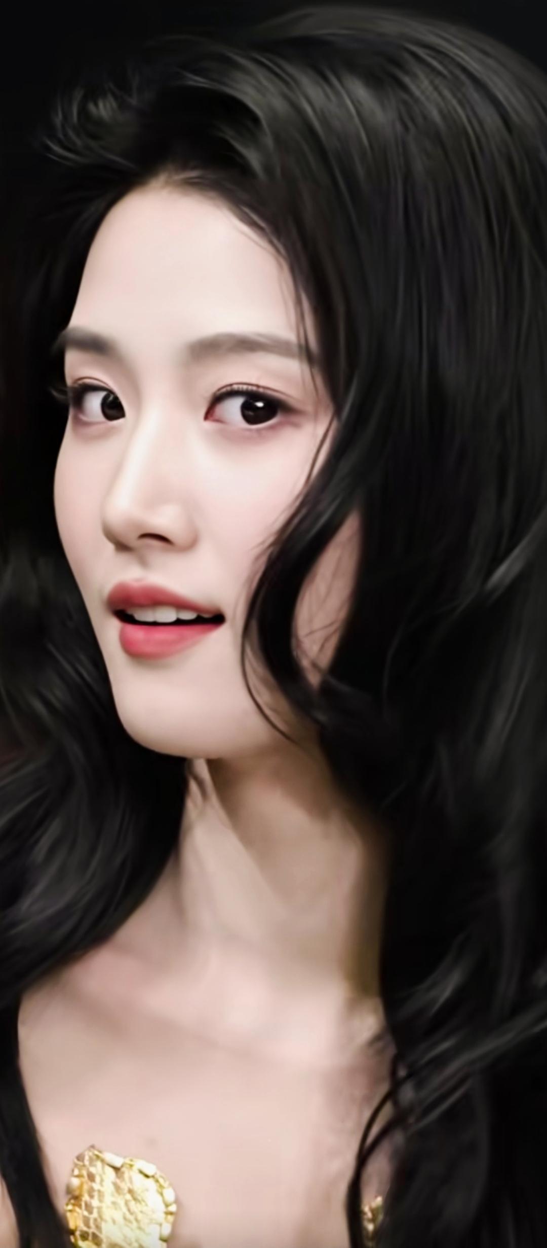 黑发如瀑，金饰耀眼。