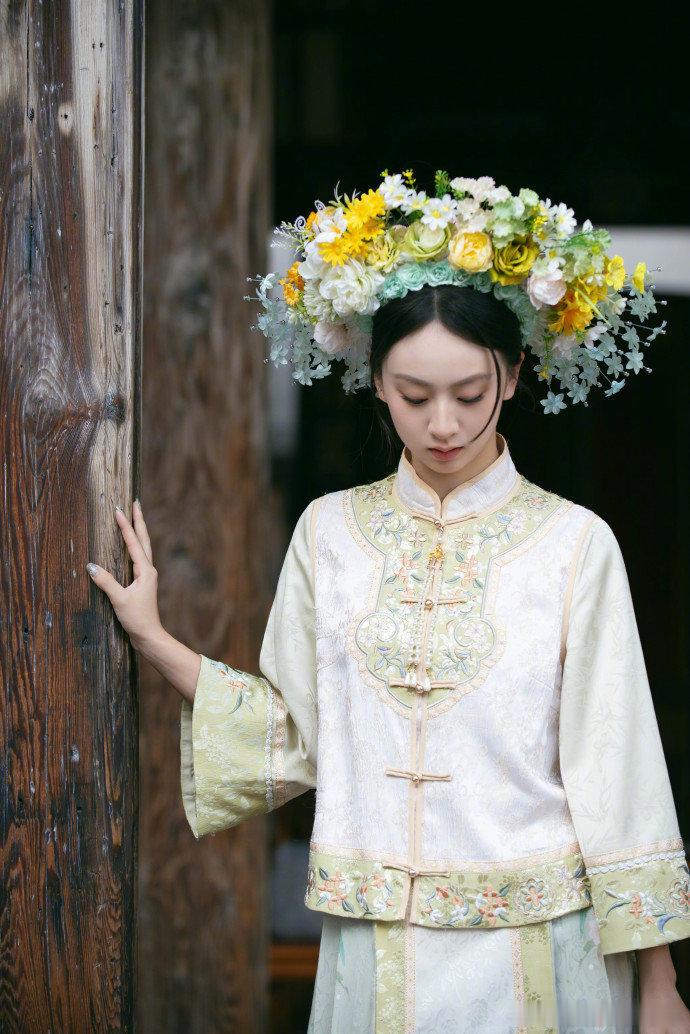 森蝶长得好像叶一茜17岁森蝶颜值  森蝶长得好像叶一茜啊，一身浅色系的中式穿搭清